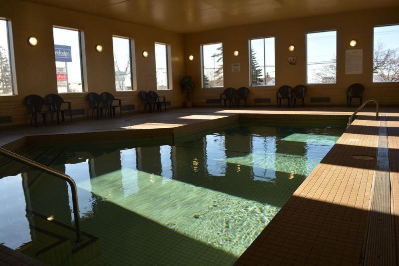 Emerald Hotel & Suites Calgary Airport Εξωτερικό φωτογραφία